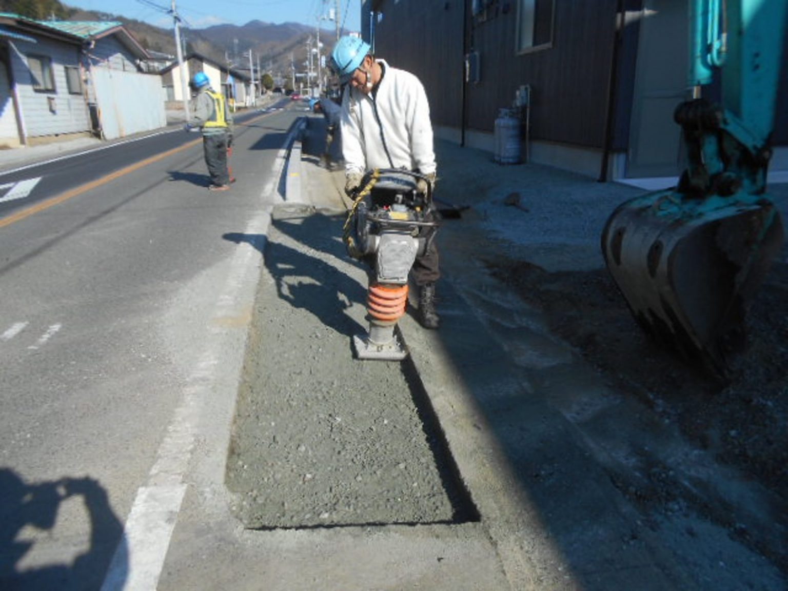 ⑥砕石を入れて転圧路盤つくり